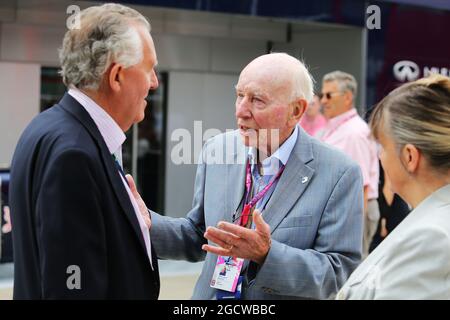 (De gauche à droite): Le député Peter Haim (GBR) avec John Surtees (GBR). Grand Prix de Grande-Bretagne, dimanche 5 juillet 2015. Silverstone, Angleterre. Banque D'Images