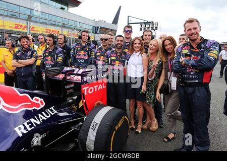 (De gauche à droite) : l'ancienne chanteuse Spice Girls Geri Halliwell (GBR), Emma Bunton (GBR) et Melanie Chisholm (GBR), avec Red Bull Racing sur la grille. Grand Prix de Grande-Bretagne, dimanche 5 juillet 2015. Silverstone, Angleterre. Banque D'Images