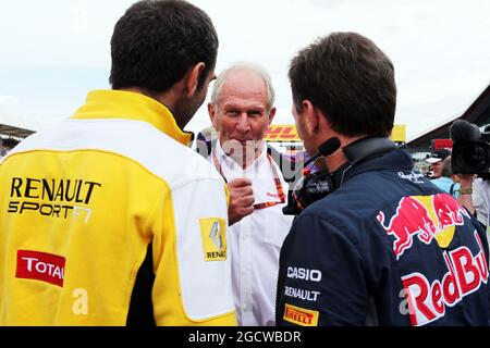 (De gauche à droite): Cyril Abiteboul (FRA) Renault Sport F1 Directeur général avec le Dr Helmut Marko (AUT) Red Bull Motorsport Consultant et Christian Horner (GBR) Red Bull Racing Team principal sur la grille. Grand Prix de Grande-Bretagne, dimanche 5 juillet 2015. Silverstone, Angleterre. Banque D'Images