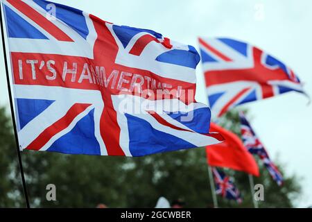 Drapeaux. Grand Prix de Grande-Bretagne, dimanche 5 juillet 2015. Silverstone, Angleterre. Banque D'Images