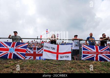 Fand et drapeaux. Grand Prix de Grande-Bretagne, dimanche 5 juillet 2015. Silverstone, Angleterre. Banque D'Images