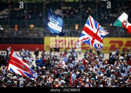 Les fans envahissent le circuit sur le podium. Grand Prix de Grande-Bretagne, dimanche 5 juillet 2015. Silverstone, Angleterre. Banque D'Images