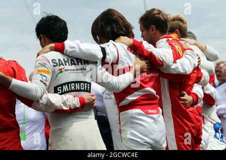 Les pilotes observent l'hommage à Jules Bianchi sur la grille. Grand Prix de Hongrie, dimanche 26 juillet 2015. Budapest, Hongrie. Banque D'Images