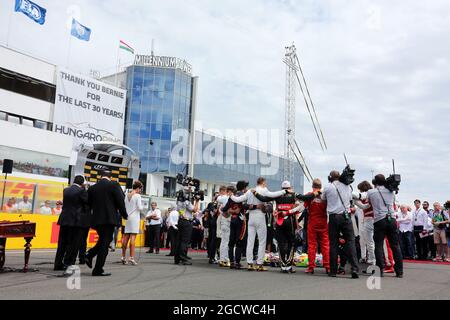 Les pilotes observent l'hommage à Jules Bianchi sur la grille. Grand Prix de Hongrie, dimanche 26 juillet 2015. Budapest, Hongrie. Banque D'Images