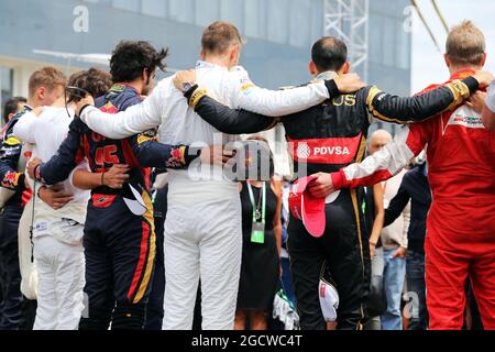 Les pilotes observent l'hommage à Jules Bianchi sur la grille. Grand Prix de Hongrie, dimanche 26 juillet 2015. Budapest, Hongrie. Banque D'Images