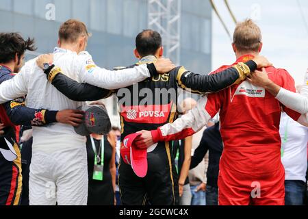 Les pilotes observent l'hommage à Jules Bianchi sur la grille. Grand Prix de Hongrie, dimanche 26 juillet 2015. Budapest, Hongrie. Banque D'Images