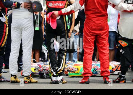 Les pilotes observent l'hommage à Jules Bianchi sur la grille. Grand Prix de Hongrie, dimanche 26 juillet 2015. Budapest, Hongrie. Banque D'Images