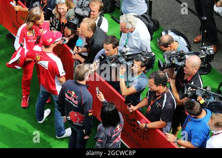 (De gauche à droite): Kimi Raikkonen (fin) Ferrari et Max Verstappen (NLD) Scuderia Toro Rosso avec les médias. Grand Prix de Belgique, jeudi 20 août 2015. Spa-Francorchamps, Belgique. Banque D'Images