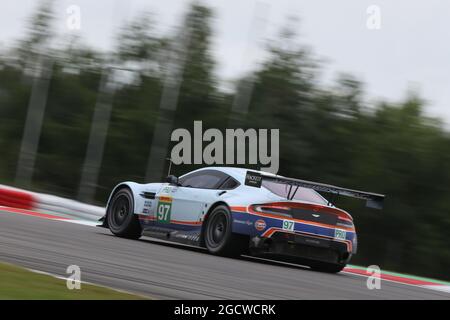 Darren Turner (GBR) / Stefan Mucke (GER) / Jonathan Adam (GBR) #97 Aston Martin Vantage V8. FIA World Endurance Championship, Round 4, vendredi 28 août 2015. Nurburgring, Allemagne. Banque D'Images