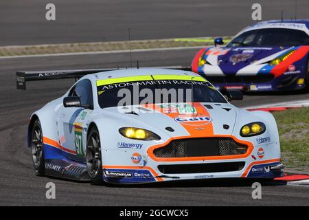 Darren Turner (GBR) / Stefan Mucke (GER) / Jonathan Adam (GBR) #97 Aston Martin Vantage V8. Championnat du monde d'endurance FIA, Round 4, Dimanche 30 août 2015. Nurburgring, Allemagne. Banque D'Images