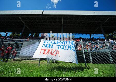 Une bannière pour Bernie Ecclestone (GBR). Grand Prix d'Italie, dimanche 6 septembre 2015. Monza Italie. Banque D'Images