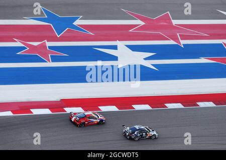 Christian Ried (GER) / Earl Bamber (NZL) / Khaled Al Qubaisi (eau) #88 Abu Dhabi-Proton Racing Porsche 911 RSR dirige Francois Perrodo (FRA) / Emmanuel Collard (FRA) / Rui Aguas (por) #83 AF Corse Ferrari F458 Italia. FIA World Endurance Championship, Rd 5, 6 heures de circuit of the Americas. Jeudi 17 septembre 2015. Austin, Texas, États-Unis. Banque D'Images