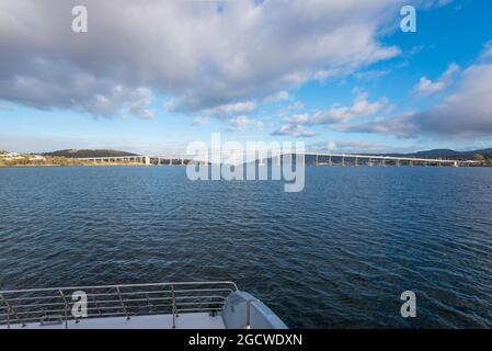 Le pont de Tasman, construit en 1964, traverse la Derwent River à Hobart, en Tasmanie, en Australie, sur une distance de 1,396 mètres (4,580 pieds) Banque D'Images