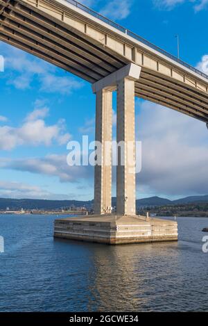 Le pont de Tasman, construit en 1964, traverse la Derwent River à Hobart, en Tasmanie, en Australie, sur une distance de 1,396 mètres (4,580 pieds) Banque D'Images