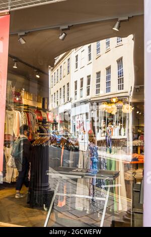 New Bond Street, Bath Spa, Somerset, Angleterre, Royaume-Uni. Réflexions dans la fenêtre du magasin. Banque D'Images