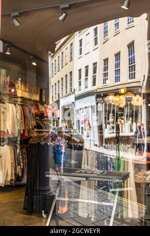 New Bond Street, Bath Spa, Somerset, Angleterre, Royaume-Uni. Réflexions dans la fenêtre du magasin. Banque D'Images