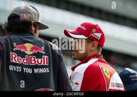 (De gauche à droite): Carlos Sainz Jr (ESP) Scuderia Toro Rosso avec Sebastian Vettel (GER) Ferrari sur le défilé des pilotes. Grand Prix de Russie, dimanche 11 octobre 2015. Sotchi Autodrom, Sotchi, Russie. Banque D'Images