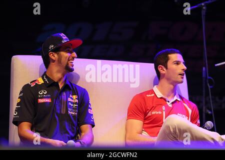 (De gauche à droite) : Daniel Ricciardo (AUS) Red Bull Racing et Alexander Rossi (USA) Manor Marussia F1 Team au Forum des fans. Grand Prix des États-Unis, jeudi 22 octobre 2015. Circuit of the Americas, Austin, Texas, États-Unis. Banque D'Images