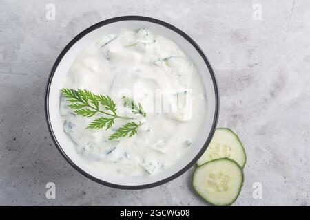 Raita indienne traditionnelle avec concombre, yaourt et herbes Banque D'Images