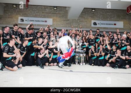 Vainqueur de la course et champion du monde Lewis Hamilton (GBR) Mercedes AMG F1 cewl avec l'écurie. Grand Prix des États-Unis, dimanche 25 novembre 2015. Circuit of the Americas, Austin, Texas, États-Unis. Banque D'Images