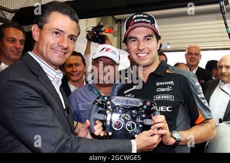 Sergio Perez (MEX) Sahara Force India F1 (à droite) rencontre Enrique Pena Nieto (MEX) Président mexicain. Grand Prix du Mexique, jeudi 29 octobre 2015. Mexico, Mexique. Banque D'Images