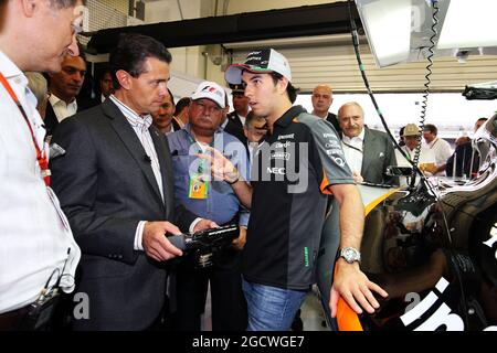 Sergio Perez (MEX) Sahara Force India F1 (à droite) rencontre Enrique Pena Nieto (MEX) Président mexicain. Grand Prix du Mexique, jeudi 29 octobre 2015. Mexico, Mexique. Banque D'Images