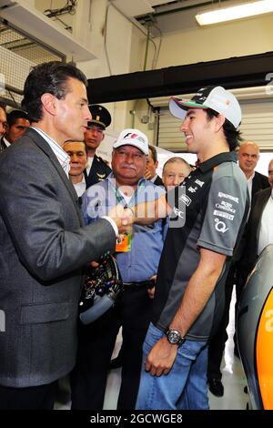 Sergio Perez (MEX) Sahara Force India F1 (à droite) rencontre Enrique Pena Nieto (MEX) Président mexicain. Grand Prix du Mexique, jeudi 29 octobre 2015. Mexico, Mexique. Banque D'Images