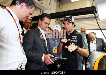 Sergio Perez (MEX) Sahara Force India F1 (à droite) rencontre Enrique Pena Nieto (MEX) Président mexicain. Grand Prix du Mexique, jeudi 29 octobre 2015. Mexico, Mexique. Banque D'Images