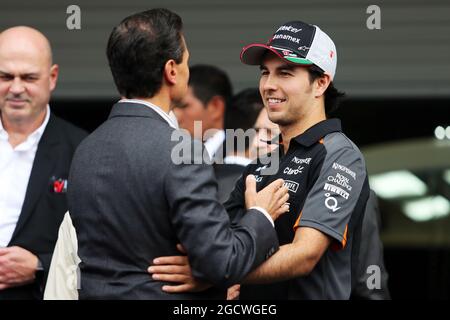 (De gauche à droite): Enrique Pena Nieto (MEX) Président mexicain avec Sergio Perez (MEX) Sahara Force India F1. Grand Prix du Mexique, jeudi 29 octobre 2015. Mexico, Mexique. Banque D'Images
