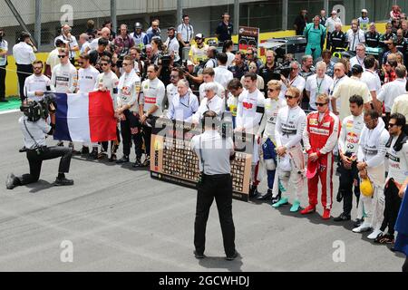 La grille observe un silence de quelques minutes pour la Journée mondiale du souvenir des victimes de la circulation routière et des victimes des attentats terroristes de Paris. Grand Prix brésilien, dimanche 15 novembre 2015. Sao Paulo, Brésil. Banque D'Images