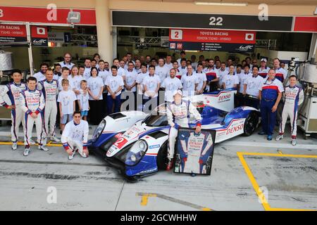 L'équipe Toyota Hybrid Racing commémore la retraite d'Alex Wurz (AUT). Championnat du monde d'endurance FIA, Round 8, jeudi 19 novembre 2015. Sakhir, Bahreïn. Banque D'Images