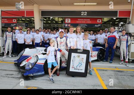 L'équipe Toyota Hybrid Racing commémore la retraite d'Alex Wurz (AUT). Championnat du monde d'endurance FIA, Round 8, jeudi 19 novembre 2015. Sakhir, Bahreïn. Banque D'Images