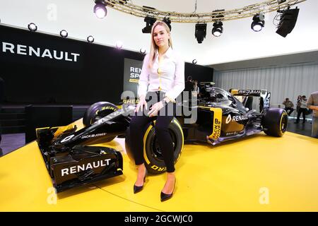Carmen Jorda (ESP) Renault Sport Formule 1 pilote de développement d'équipe. Lancement de l'écurie Renault Sport Formule 1 RS16, Renault Technocentre, Paris, France. Mercredi 3 février 2016. Banque D'Images