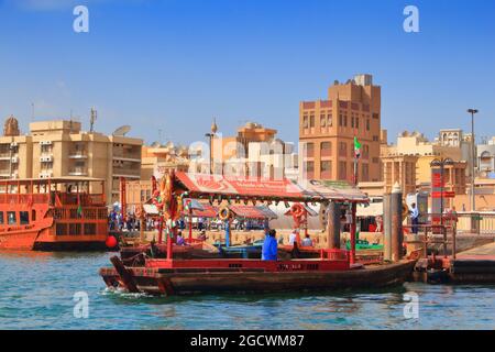 DUBAÏ, Émirats Arabes Unis - 9 DÉCEMBRE 2017 : les gens traversent le traditionnel ferry abra qui traverse Dubai Creek aux Émirats Arabes Unis. Dubaï est la ville la plus peuplée des Émirats arabes Unis et un des principaux glob Banque D'Images