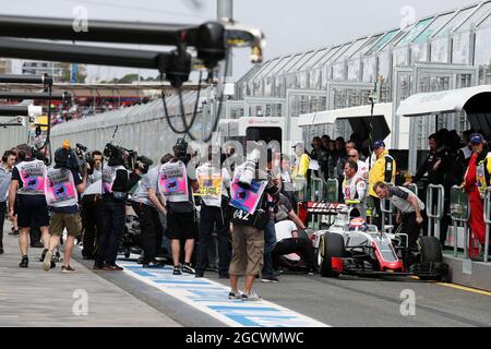 Romain Grosjean (FRA) Haas F1 Team VF-16 et Rio Haryanto (IDN) Manor Racing MRT05 se heurtent dans la voie de la fosse. Grand Prix d'Australie, samedi 19 mars 2016. Albert Park, Melbourne, Australie. Banque D'Images