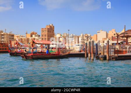 DUBAÏ, Émirats Arabes Unis - 9 DÉCEMBRE 2017 : les gens traversent le traditionnel ferry abra qui traverse Dubai Creek aux Émirats Arabes Unis. Dubaï est la ville la plus peuplée des Émirats arabes Unis et un des principaux glob Banque D'Images