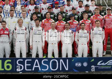 Les pilotes de l'équipe Porsche sur la photo de groupe (de gauche à droite) : Brendon Hartley (NZL) ; Mark Webber (AUS) ; Timo Bernhard (GER) ; Romain Dumas (FRA) / Neel Jani (SUI) / Marc Lieb (GER). Championnat du monde d'endurance de la FIA, 1ère partie, vendredi 15 avril 2016. Silverstone, Angleterre. Banque D'Images