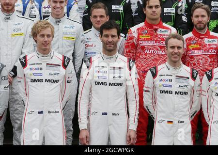 Les pilotes de l'équipe Porsche sur la photo de groupe (de gauche à droite) : Brendon Hartley (NZL); Mark Webber (AUS); Timo Bernhard (GER). Championnat du monde d'endurance de la FIA, 1ère partie, vendredi 15 avril 2016. Silverstone, Angleterre. Banque D'Images