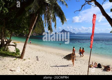 PALAWAN, PHILIPPINES - décembre 1, 2017 : personnes visitent la papaye Beach à Palawan, Philippines. 6 millions de touristes étrangers ont visité les Philippines en 2016. Banque D'Images