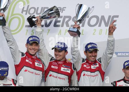 Les gagnants Marcel Fassler (SUI) / Andre Lotterer (GER) / Benoit Treluyer (FRA) #07 Audi Sport Team Joest Audi R18 célèbrent sur le podium. FIA World Endurance Championship, Round 1, Sunsay 17 avril 2016. Silverstone, Angleterre. Banque D'Images