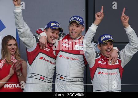 (De gauche à droite) : les gagnants Marcel Fassler (SUI) / Andre Lotterer (GER) / Benoit Treluyer (FRA) #07 Audi Sport Team Joest Audi R18 célèbrent sur le podium. FIA World Endurance Championship, Round 1, Sunsay 17 avril 2016. Silverstone, Angleterre. Banque D'Images