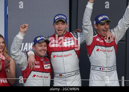 (De gauche à droite) : les gagnants Marcel Fassler (SUI) / Andre Lotterer (GER) / Benoit Treluyer (FRA) #07 Audi Sport Team Joest Audi R18 célèbrent sur le podium. FIA World Endurance Championship, Round 1, Sunsay 17 avril 2016. Silverstone, Angleterre. Banque D'Images