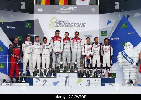 Le podium (de gauche à droite) : Marc Liebb (GER), Romain Dumas (FRA), Neel Jani (SUI) #02 Porsche Team Porsche 919 Hybrid, deuxième; Andre Lotterer (GER), Marcel Fassler (SUI), Benoit Treluyer (FRA) #07 Audi Sport Team Joest Audi R18, gagnants de la course; Mike Conway (GBR), Stephane Sarrazin (FRA), Kamui Kobayashi (JPN) #06 Toyota Gazoo Racing Toyota TS050 Hybrid, troisième. FIA World Endurance Championship, Round 1, Sunsay 17 avril 2016. Silverstone, Angleterre. Banque D'Images