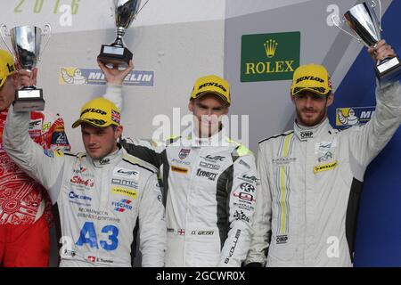 Troisième place LMP1 Simon Trummer (SUI) / Oliver Webb (GBR) / James Rossiter (GBR) #04 Bykolles Racing Team CLM P1/01 - AER sur le podium. FIA World Endurance Championship, Round 1, Sunsay 17 avril 2016. Silverstone, Angleterre. Banque D'Images