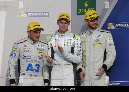 Troisième place LMP1 Simon Trummer (SUI) / Oliver Webb (GBR) / James Rossiter (GBR) #04 Bykolles Racing Team CLM P1/01 - AER sur le podium. FIA World Endurance Championship, Round 1, Sunsay 17 avril 2016. Silverstone, Angleterre. Banque D'Images