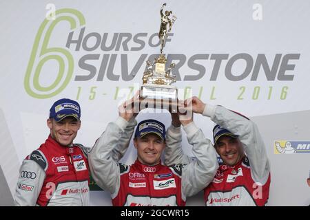 Les gagnants Marcel Fassler (SUI) / Andre Lotterer (GER) / Benoit Treluyer (FRA) #07 Audi Sport Team Joest Audi R18 célèbrent sur le podium. FIA World Endurance Championship, Round 1, Sunsay 17 avril 2016. Silverstone, Angleterre. Banque D'Images