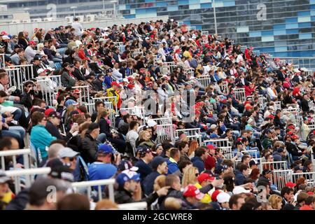 Fans dans la tribune. Grand Prix de Russie, samedi 30 avril 2016. Sotchi Autodrom, Sotchi, Russie. Banque D'Images