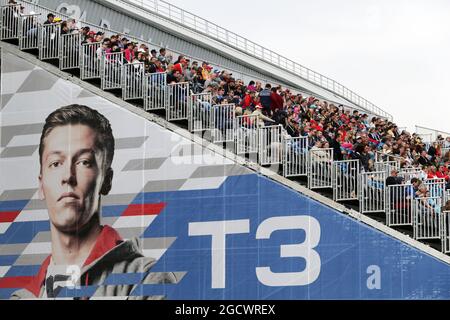 Fans dans la tribune. Grand Prix de Russie, samedi 30 avril 2016. Sotchi Autodrom, Sotchi, Russie. Banque D'Images