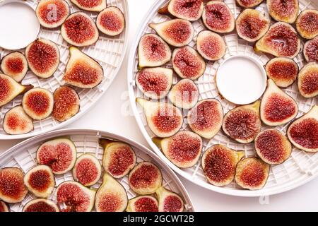 Processus de séchage des fruits sur des plaques de couleur blanche déshydratante Banque D'Images