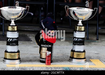 Les trophées du gagnant Max Verstappen (NLD) Red Bull Racing. Grand Prix d'Espagne, dimanche 17 mai 2016. Barcelone, Espagne. Banque D'Images
